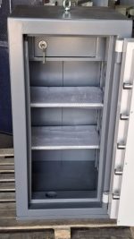 فضای داخلی گاوصندوق ایران کاوه GM1200 - طبقات و فضای ذخیره‌سازی